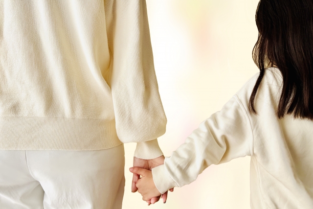手をつなぎ